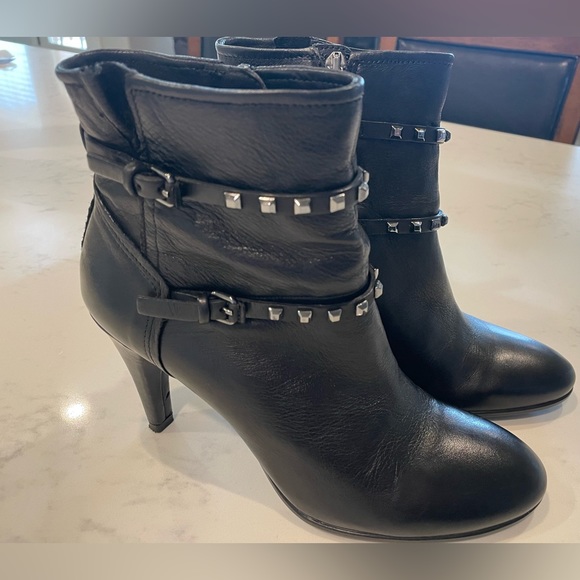 Ecco Women's Shape 75 Sleek Studded Boot , Black
Sz 6/6.5 - Picture 15 of 16